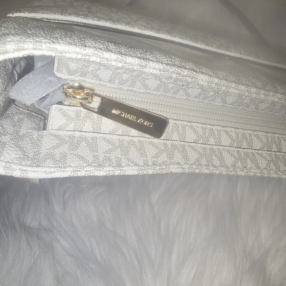 Michael Kors Cream Shoulder Bag - Picture 6 of 13
